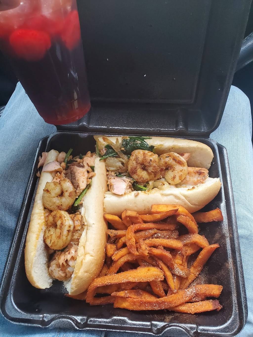 Ummi dee’s burger bistro | cafe | 2805 N 22nd St, Philadelphia, PA 19132, USA | 2152216166 OR +1 215-221-6166