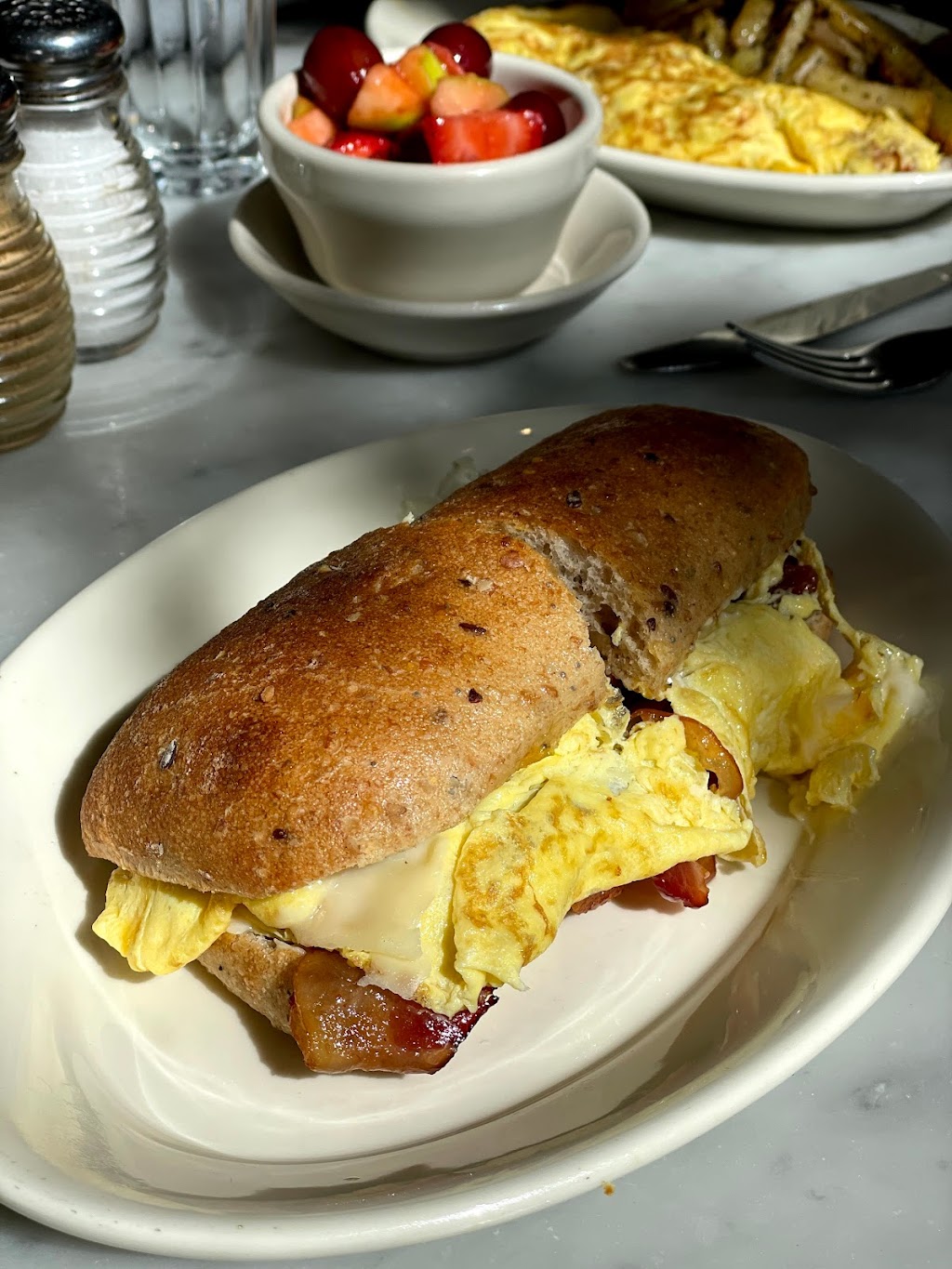 Eagles Bar & Grill | restaurant | 68-69 Fresh Pond Rd, Queens, NY 11385, USA | 9292980378 OR +1 929-298-0378