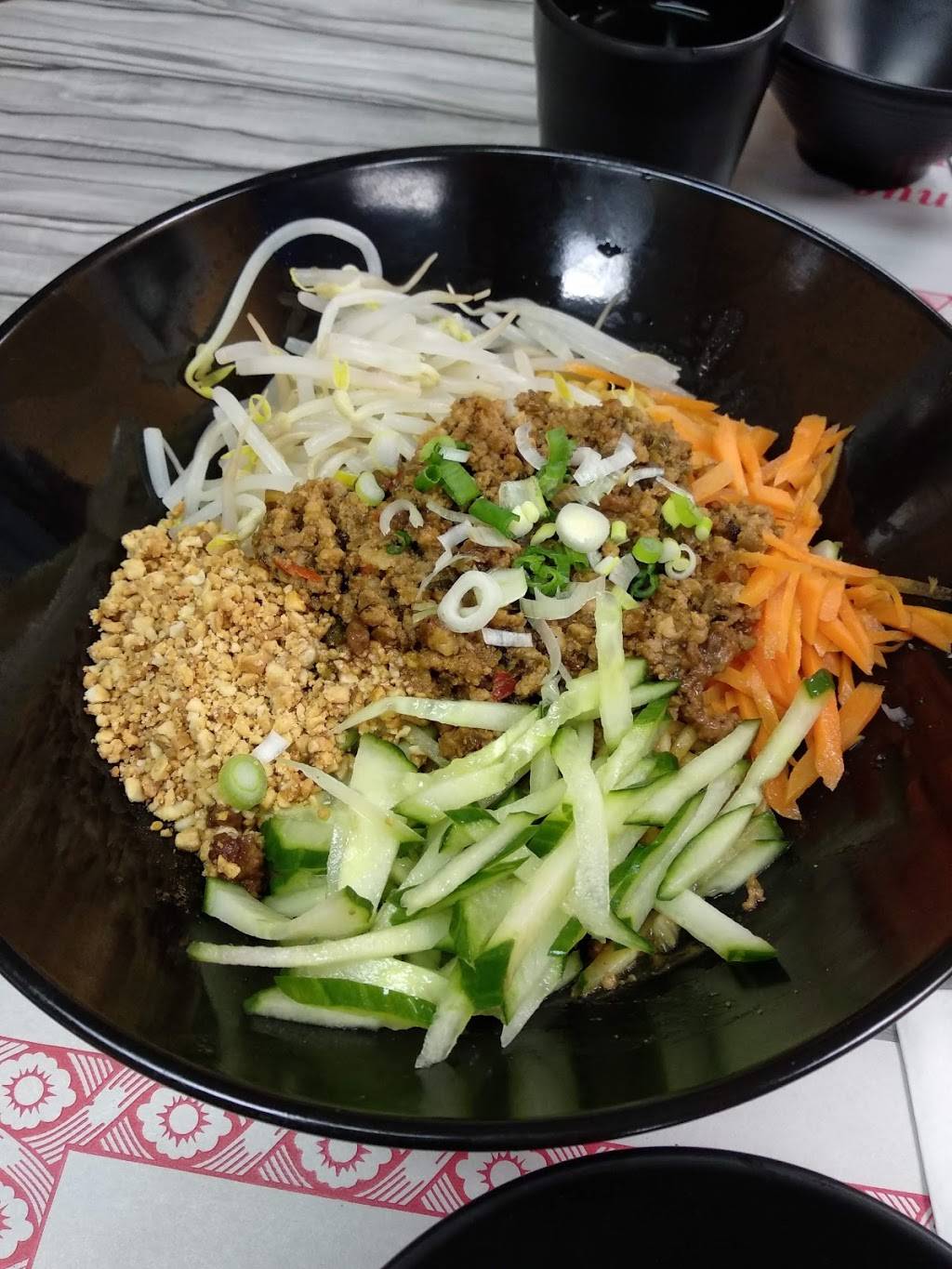 Longlong noodles 鲜味居 | restaurant | 425 McArthur Ave. #5, Ottawa, ON K1K 1G5, Canada | 6137412531 OR +1 613-741-2531