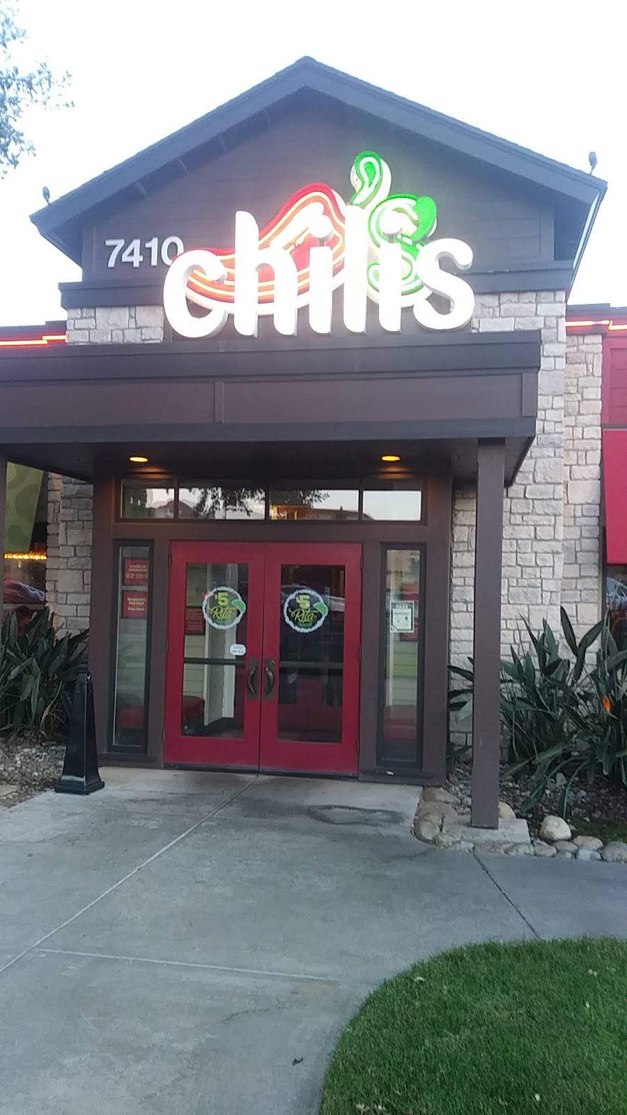 Chilis Grill & Bar | meal takeaway | 7410 Laguna Blvd, Elk Grove, CA 95758, USA | 9164782478 OR +1 916-478-2478