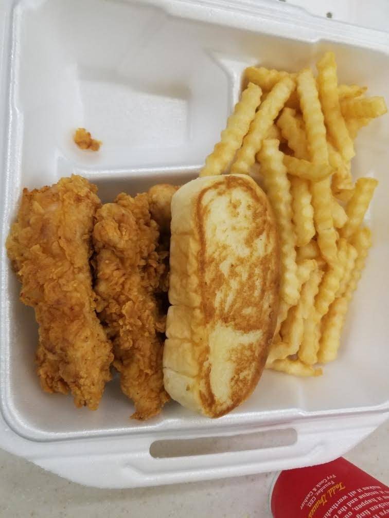 Raising Canes Chicken Fingers | meal takeaway | 2503 W Mockingbird Ln, Dallas, TX 75235, USA | 2143536993 OR +1 214-353-6993