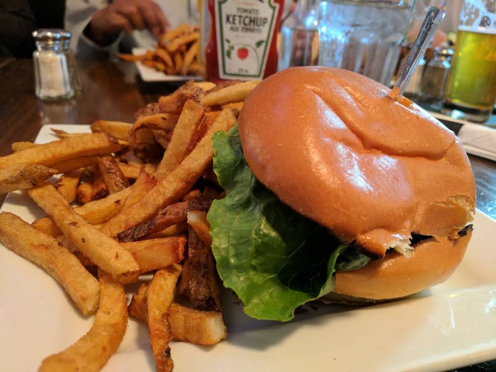 Duke and Devines | restaurant | 429 Avenue Saint-Charles, Vaudreuil-Dorion, QC J7V 2N2, Canada | 4504555093 OR +1 450-455-5093