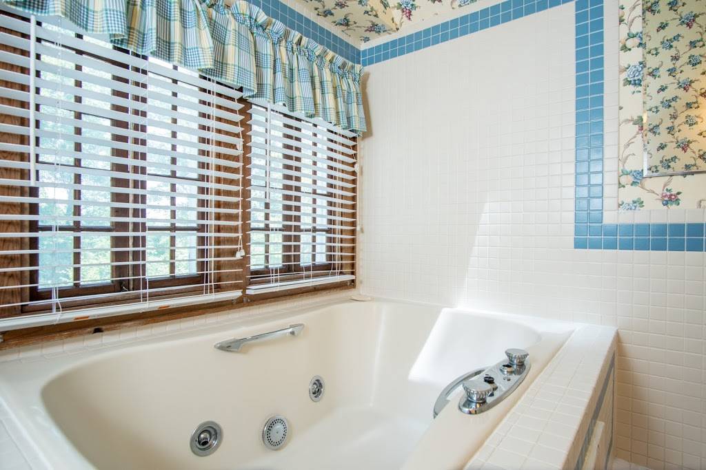 Highland Lake Inn & Resort | restaurant | 86 Lily Pad Ln, Flat Rock, NC 28731, USA | 8286936812 OR +1 828-693-6812