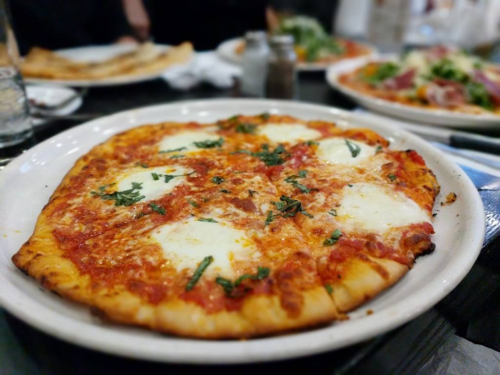 Elio Pizzeria | restaurant | 351 Rue de Bellechasse, Montréal, QC H2S 1X1, Canada | 5142765341 OR +1 514-276-5341