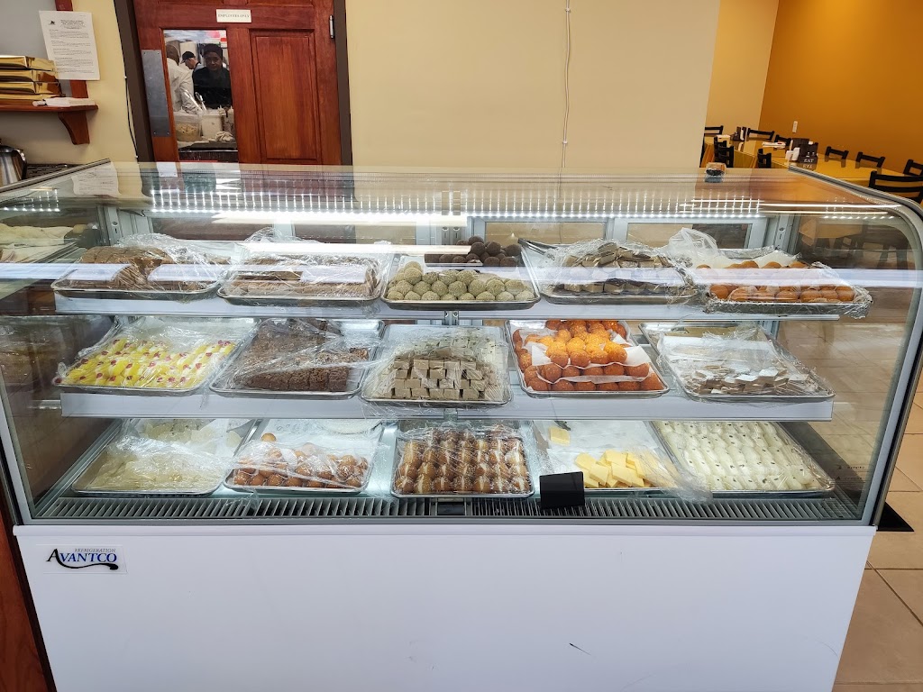 Curry Hut Indian cuisine and sweet | restaurant | 9809 W Oklahoma Ave, Milwaukee, WI 53227, USA | 4144889520 OR +1 414-488-9520