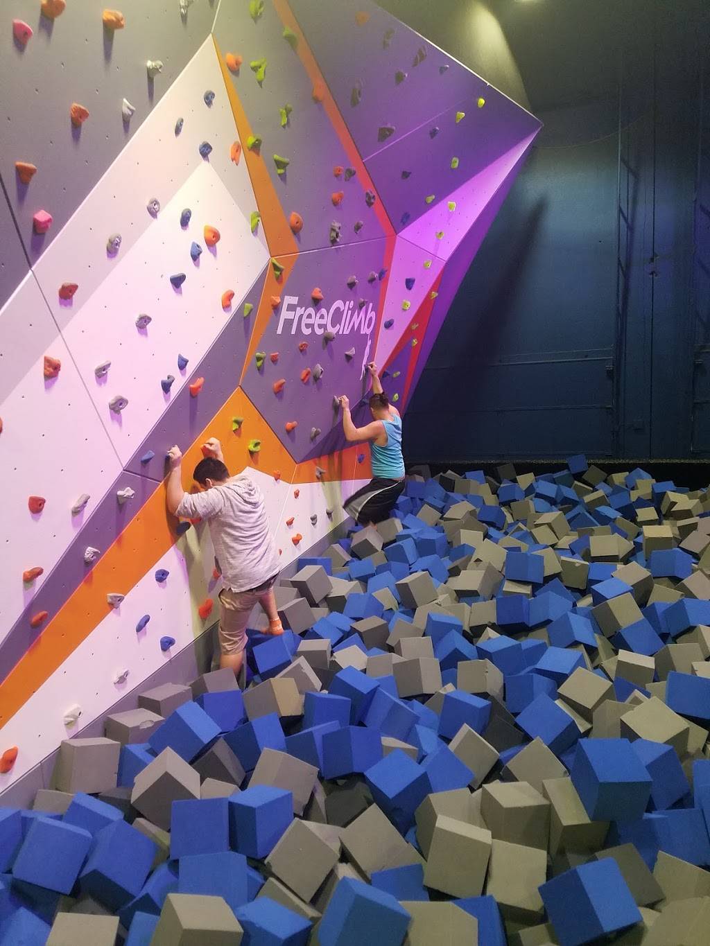 Sky Zone Trampoline Park | restaurant | 325 W Lake St Ste A, Elmhurst, IL 60126, USA | 6304788339 OR +1 630-478-8339