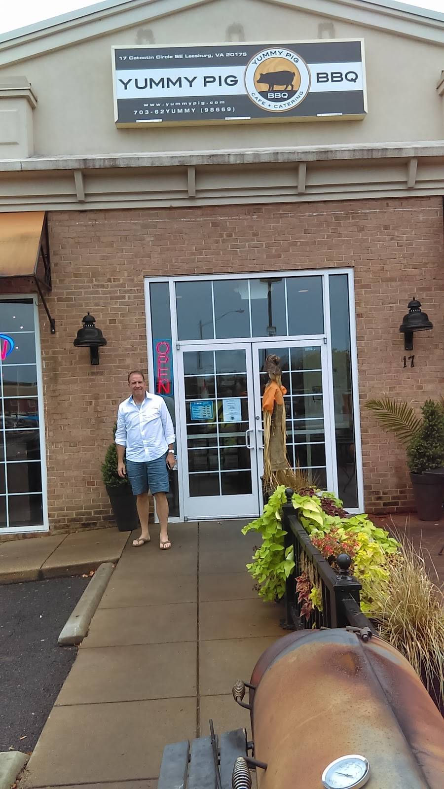 Yummy Pig BBQ | restaurant | 17 Catoctin Cir SE, Leesburg, VA 20175, USA | 7037711986 OR +1 703-771-1986