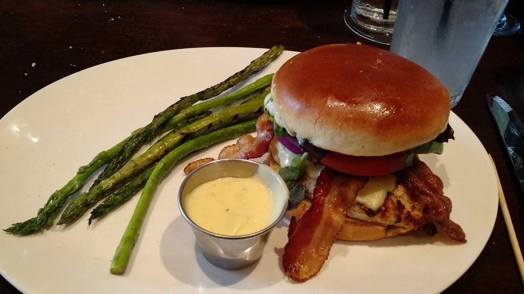 Houlihans | restaurant | 27 W Chocolate Ave, Hershey, PA 17033, USA | 7175343110 OR +1 717-534-3110