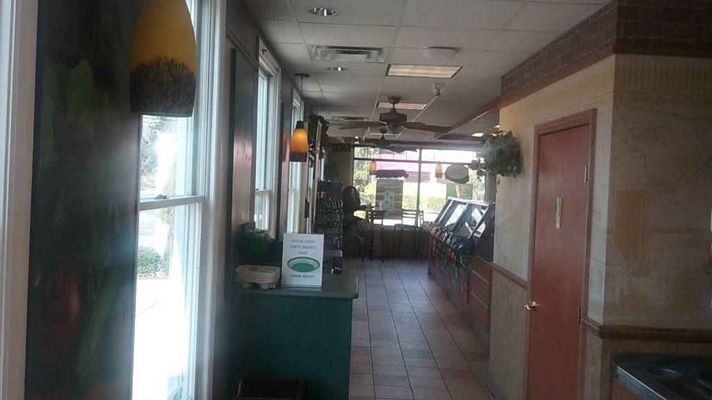 Subway Restaurants | restaurant | 186 Main St #2, Sayville, NY 11782, USA | 6315891916 OR +1 631-589-1916