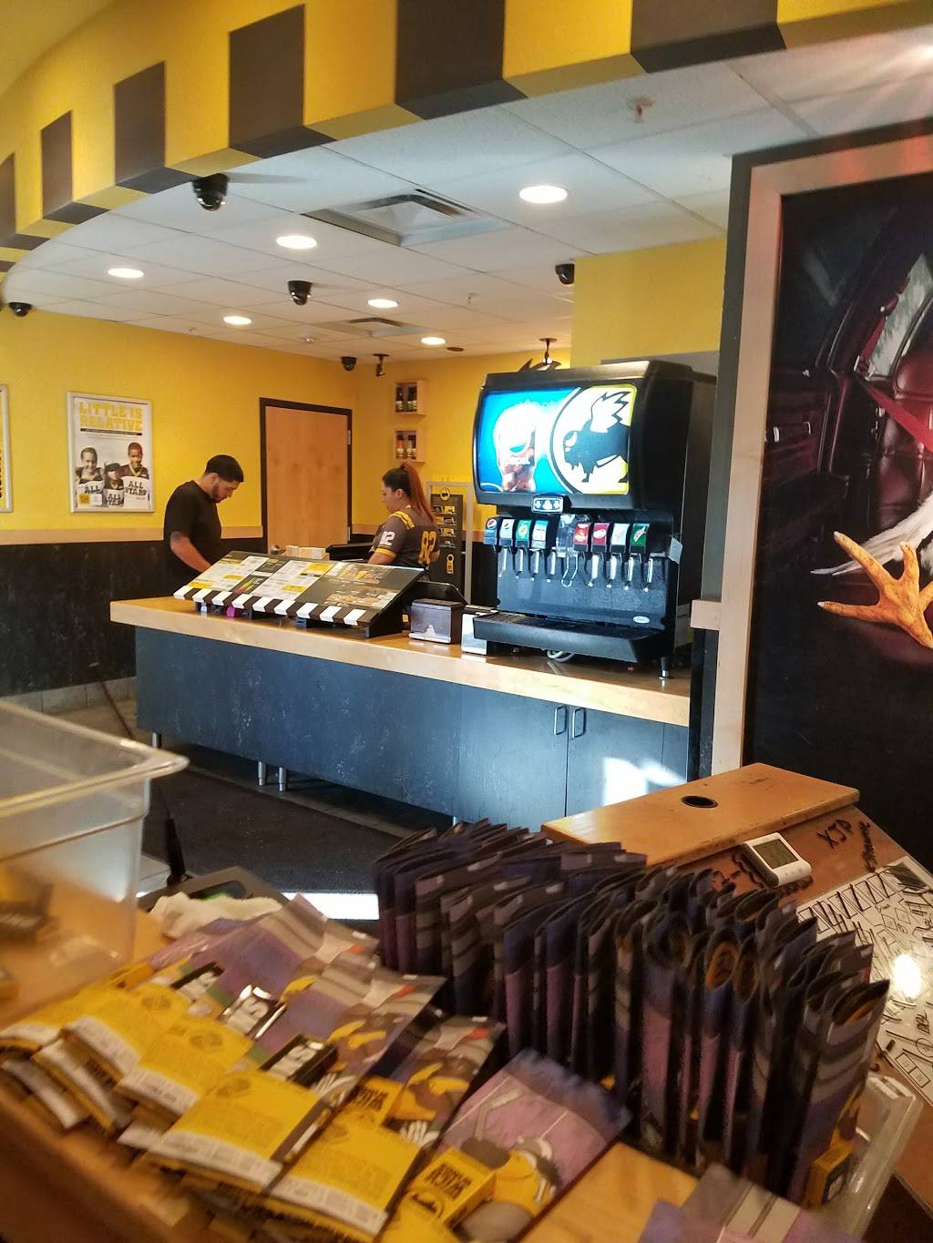 Buffalo Wild Wings | restaurant | 3636 S 27th St, Milwaukee, WI 53221, USA | 4147550088 OR +1 414-755-0088