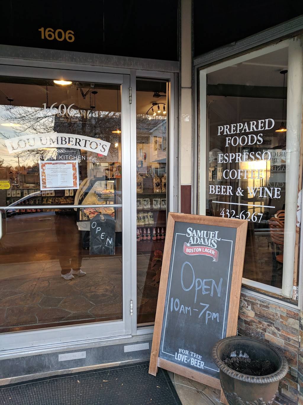 Lou Umbertos Italian Kitchen | restaurant | 1606 Cranston St, Cranston, RI 02920, USA | 4014326267 OR +1 401-432-6267