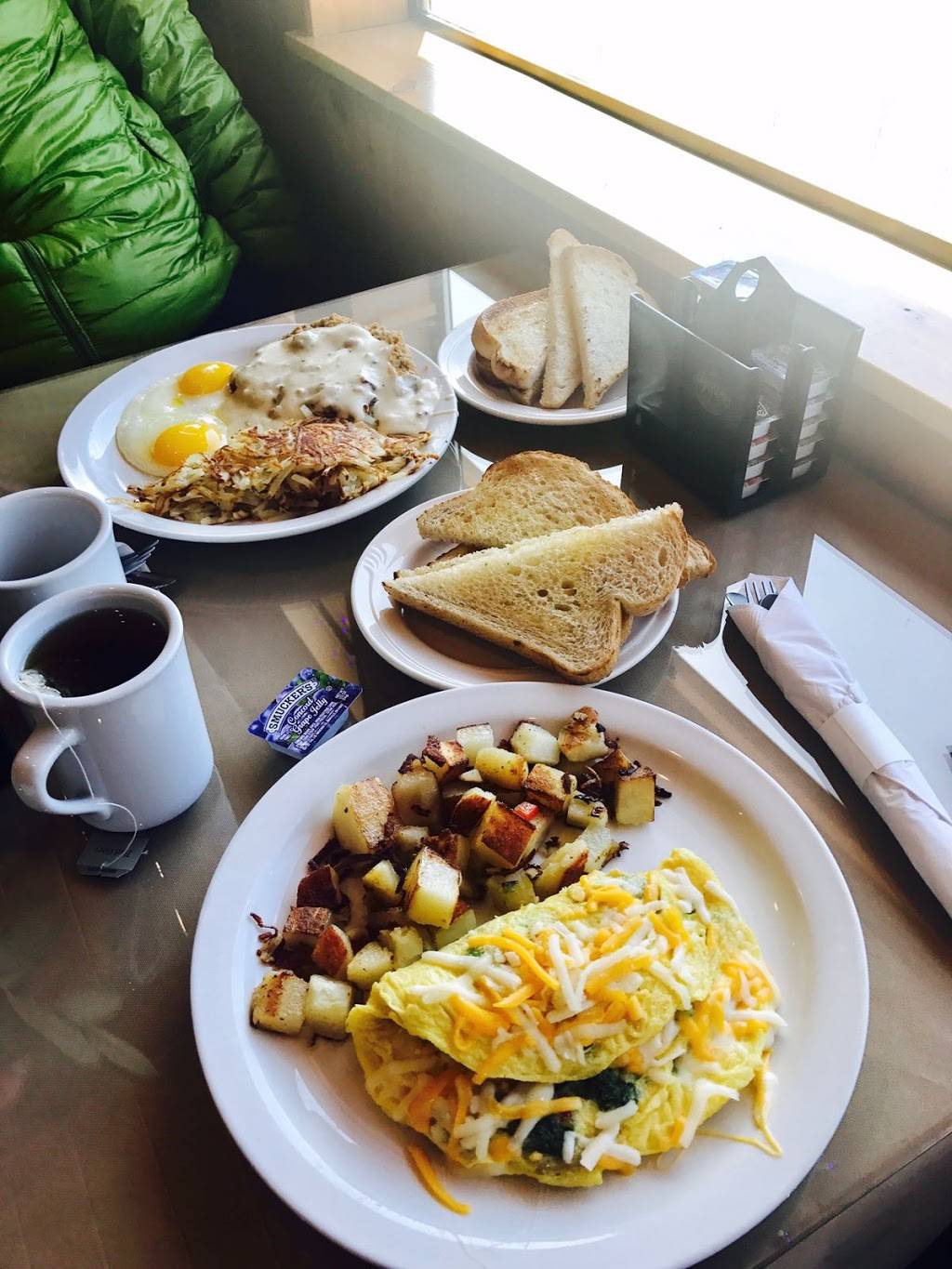 The Mountain Grille | restaurant | 26510 Fairway Dr, Pioneer, CA 95666, USA | 2092958808 OR +1 209-295-8808