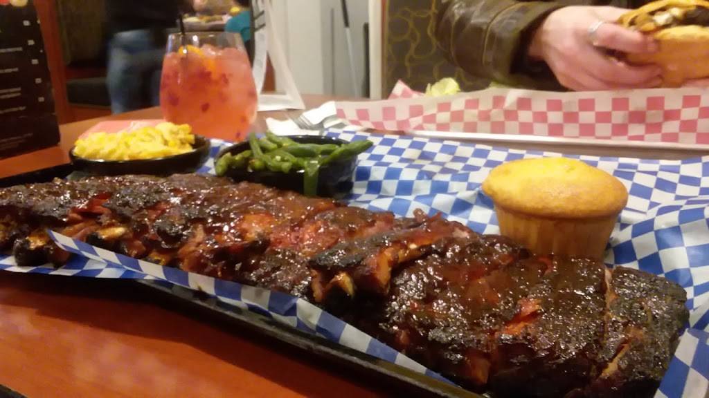 Famous Daves Bar-B-Que | restaurant | 2581 Packerland Dr, Green Bay, WI 54313, USA | 9208571267 OR +1 920-857-1267