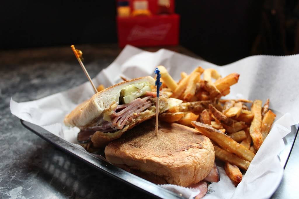 Toons Bar & Grill | restaurant | 3857 N Southport Ave, Chicago, IL 60613, USA | 7739351919 OR +1 773-935-1919