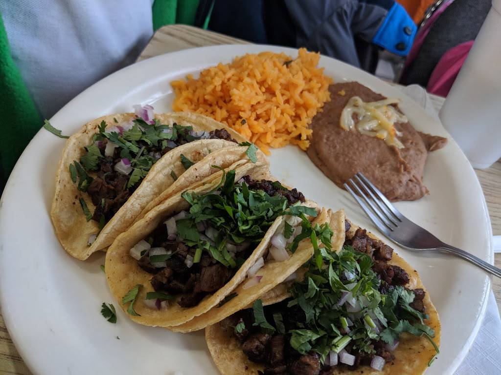 Los Molcajetes | restaurant | 3532 W Montrose Ave, Chicago, IL 60618, USA | 7732671834 OR +1 773-267-1834