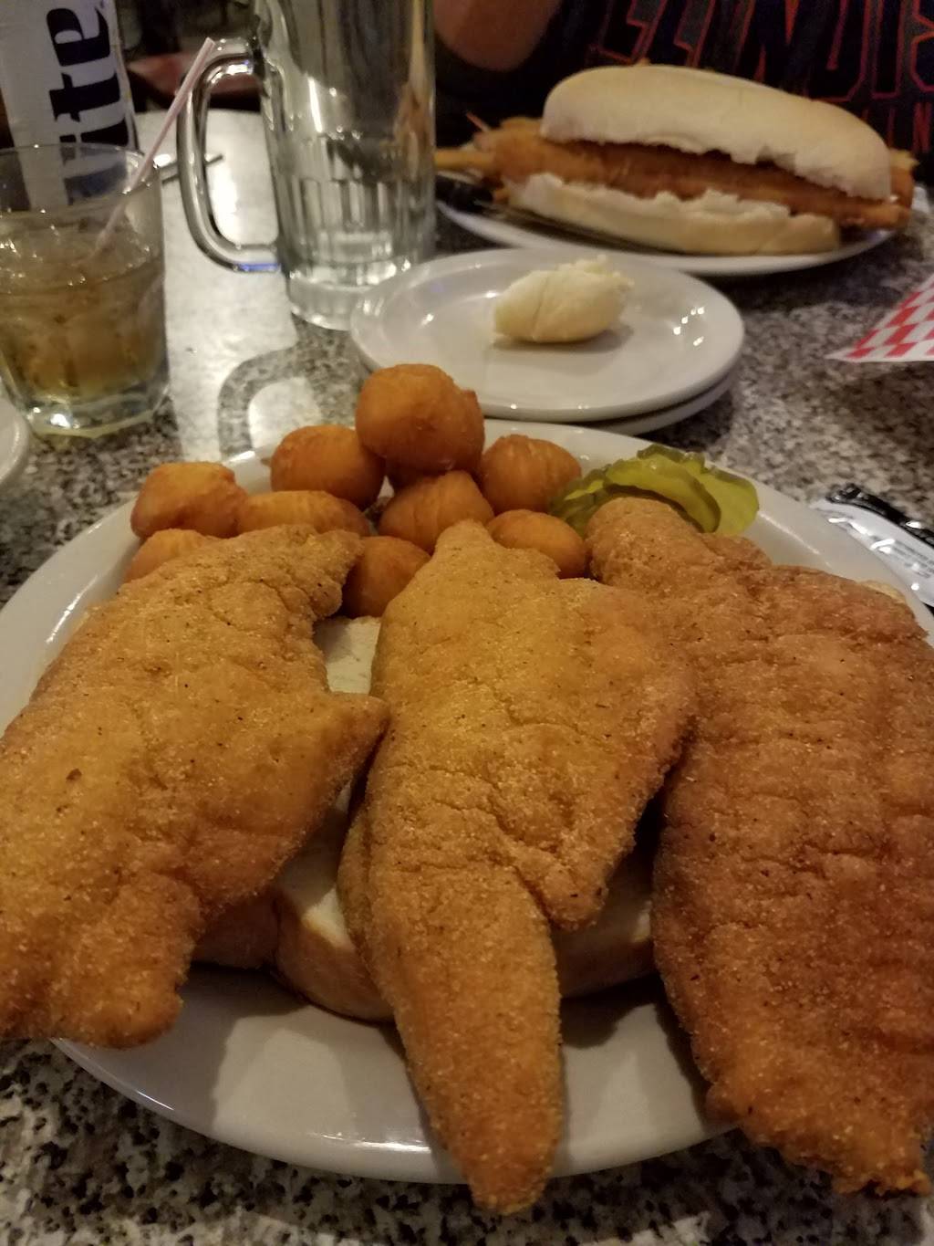 Magnums Bar and Grill | restaurant | 407 E Main St, East Alton, IL 62024, USA | 6182593794 OR +1 618-259-3794