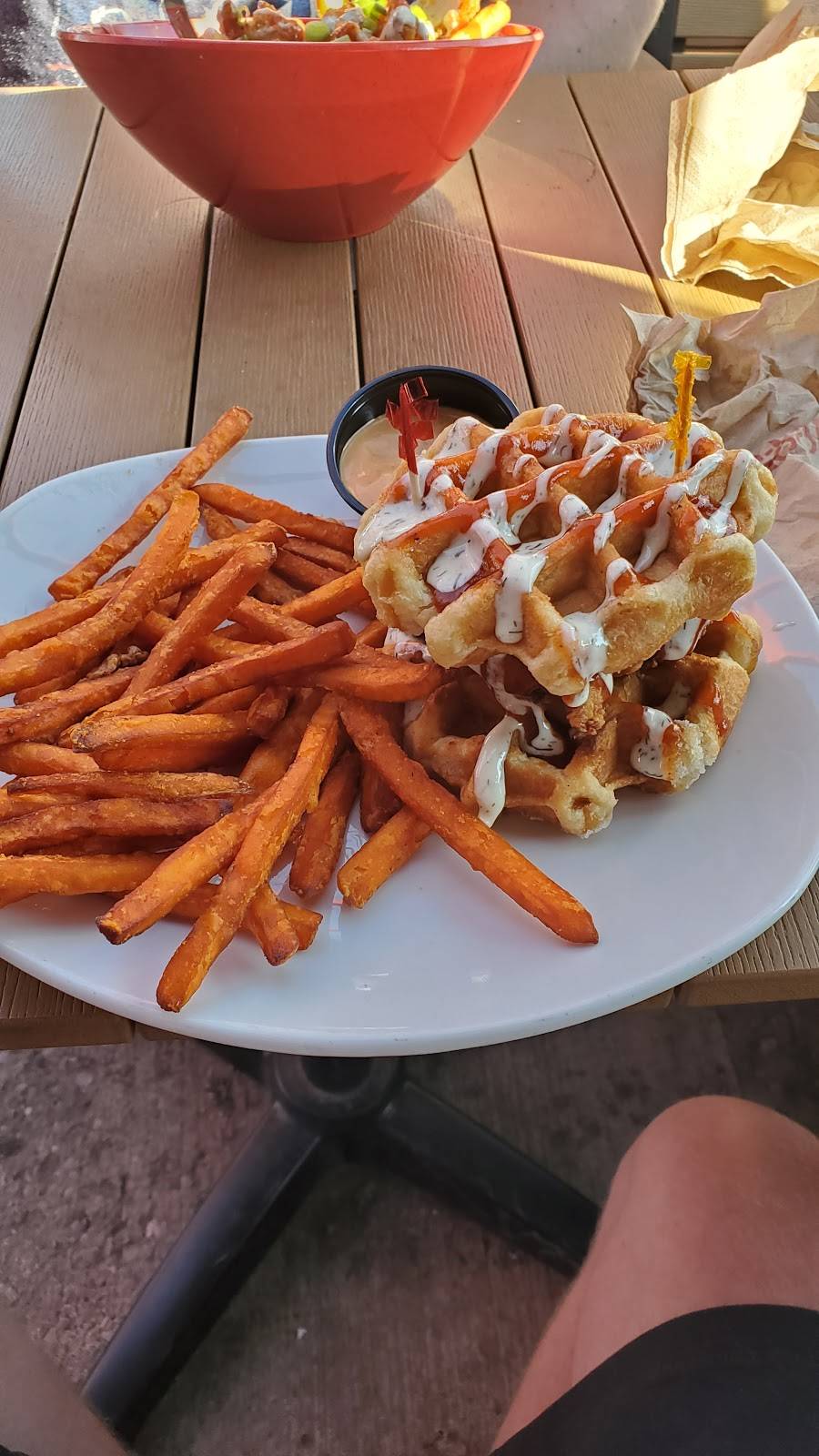 St. Louis Bar & Grill | restaurant | 408 Dunlop St W Unit 1, Barrie, ON L4N 1C2, Canada | 7057374989 OR +1 705-737-4989