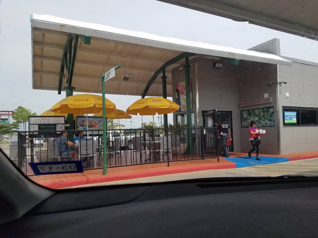 Sonic Drive-In | restaurant | 209 Highway 332 West, Lake Jackson, TX 77566, USA | 9792978200 OR +1 979-297-8200