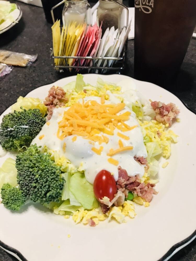 Cavataios Restaurant & Pizzeria | meal takeaway | 101 S Edwardsville St, Staunton, IL 62088, USA | 6186352030 OR +1 618-635-2030