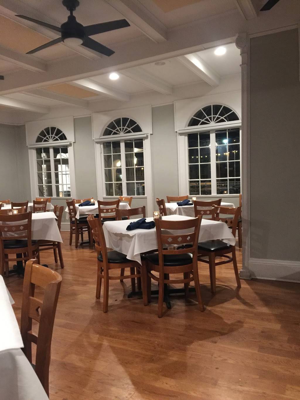 LakeHouse Restaurant & Bar | restaurant | 3029 Lakeshore Dr, St Joseph, MI 49085, USA | 2699828020 OR +1 269-982-8020