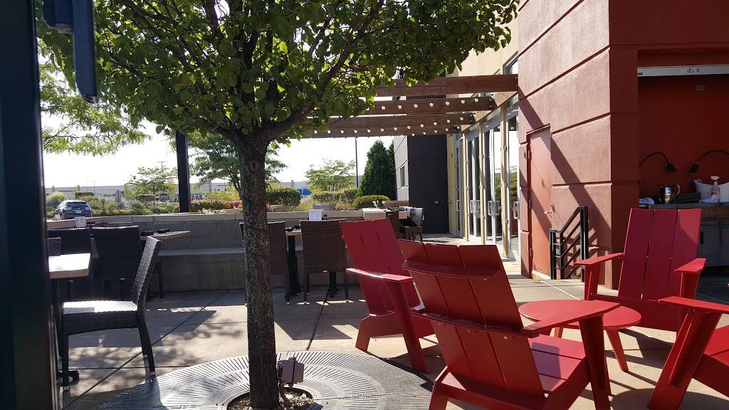 Houlihans | restaurant | 1508 S Randall Rd, Algonquin, IL 60102, USA | 8476584560 OR +1 847-658-4560