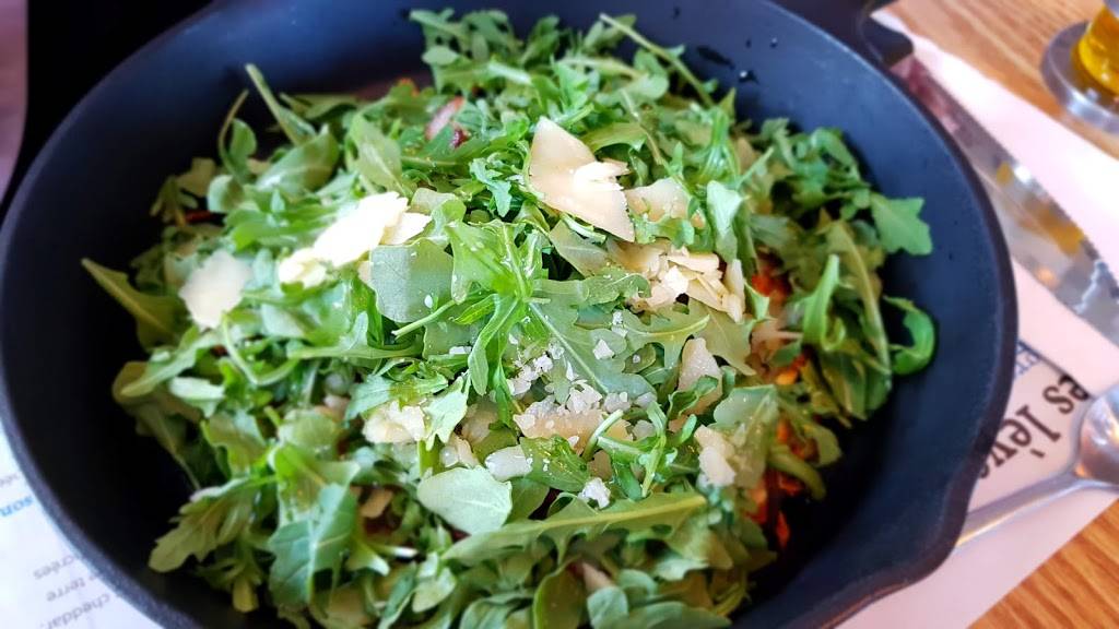 Resto La Grand-Mère Poule | restaurant | 430 Boulevard Sir-Wilfrid-Laurier, Mont-Saint-Hilaire, QC J3H 6M5, Canada | 4504679419 OR +1 450-467-9419