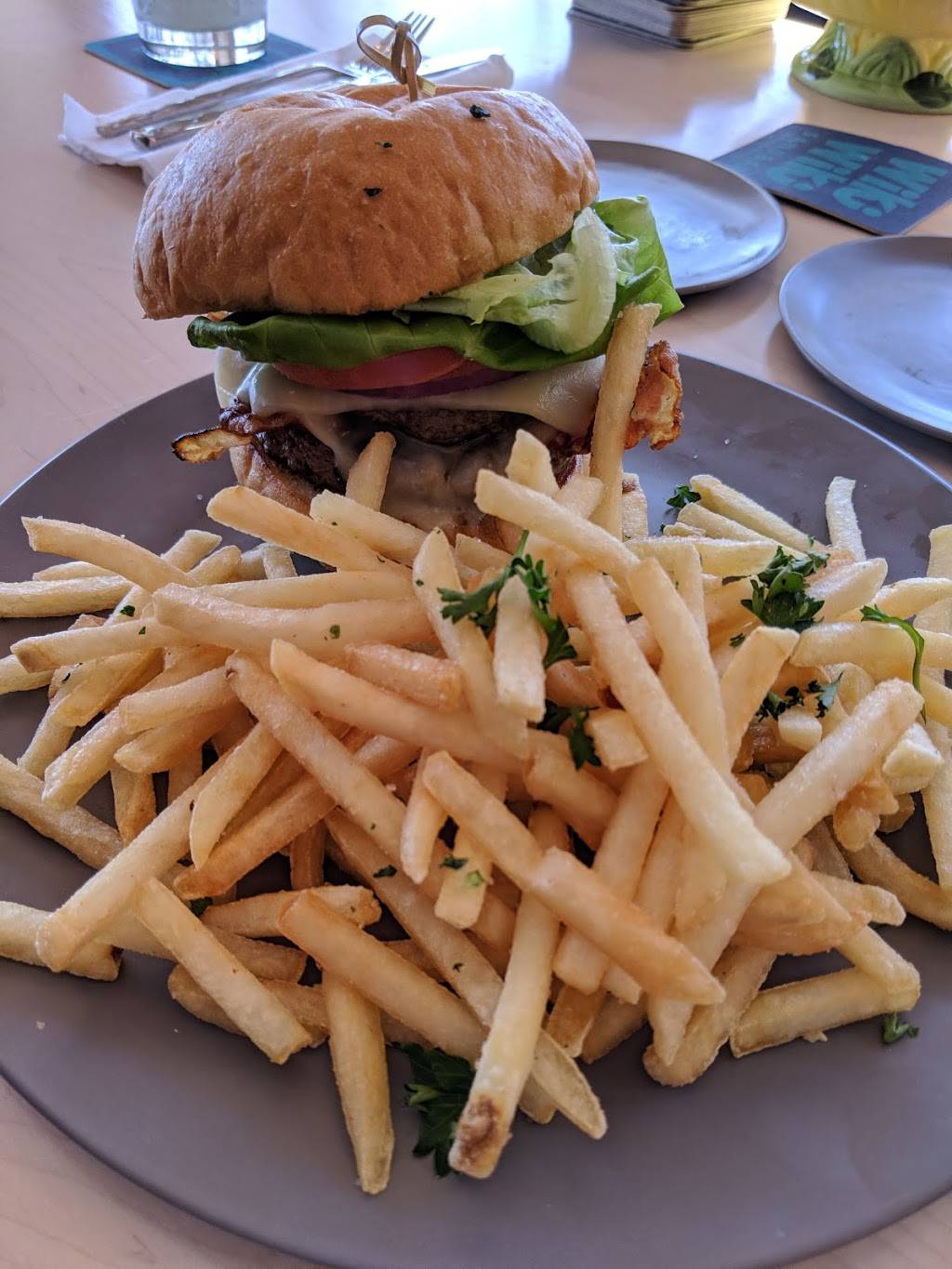 Wiki Wiki Sandbar | restaurant | 106 E Ashley Ave, Folly Beach, SC 29439, USA | 8435889454 OR +1 843-588-9454