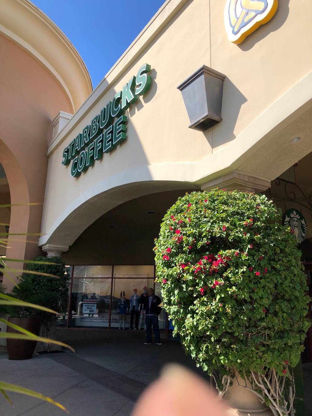 Starbucks | cafe | 48750 Seminole Dr #105, Cabazon, CA 92230, USA | 9518492149 OR +1 951-849-2149