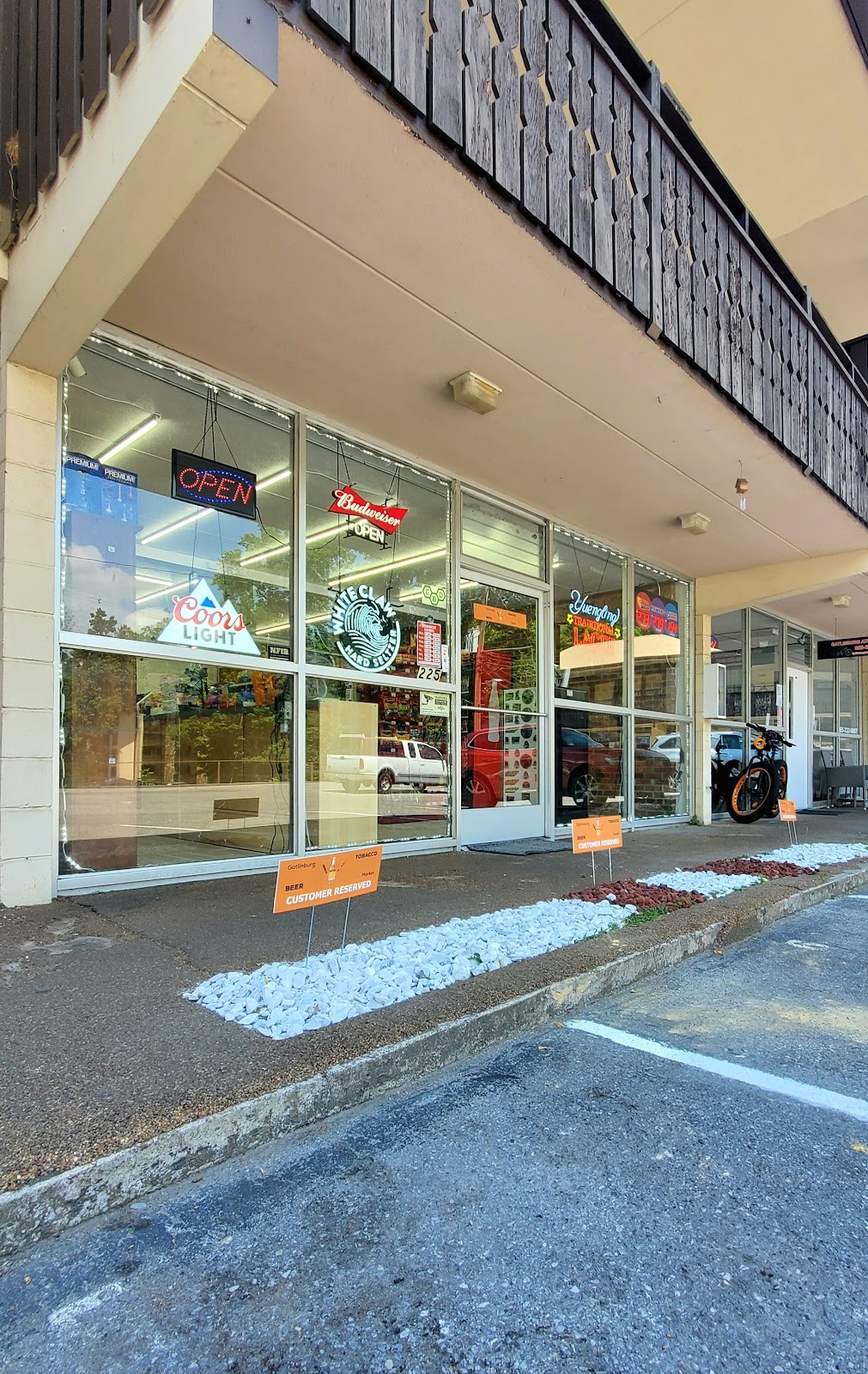 Gatlinburg B&T Market | restaurant | 385 East Pkwy Suite 225, Gatlinburg, TN 37738, USA | 8652536147 OR +1 865-253-6147