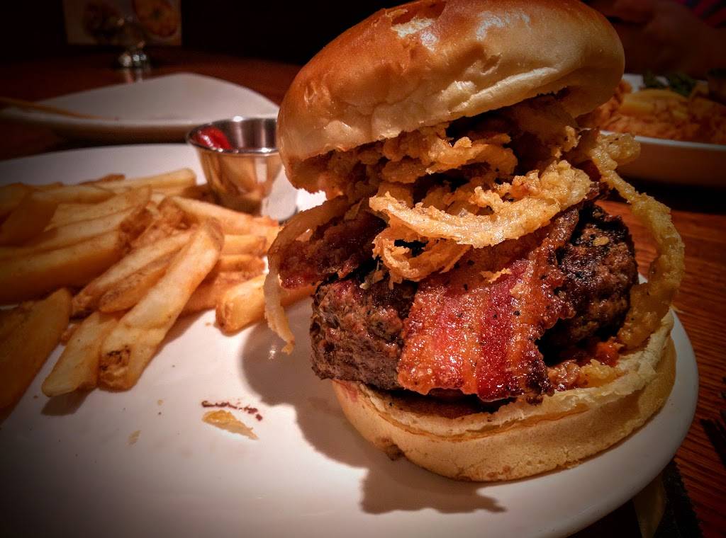 Houlihans | restaurant | 4900 W 119th St, Leawood, KS 66209, USA | 9136632161 OR +1 913-663-2161