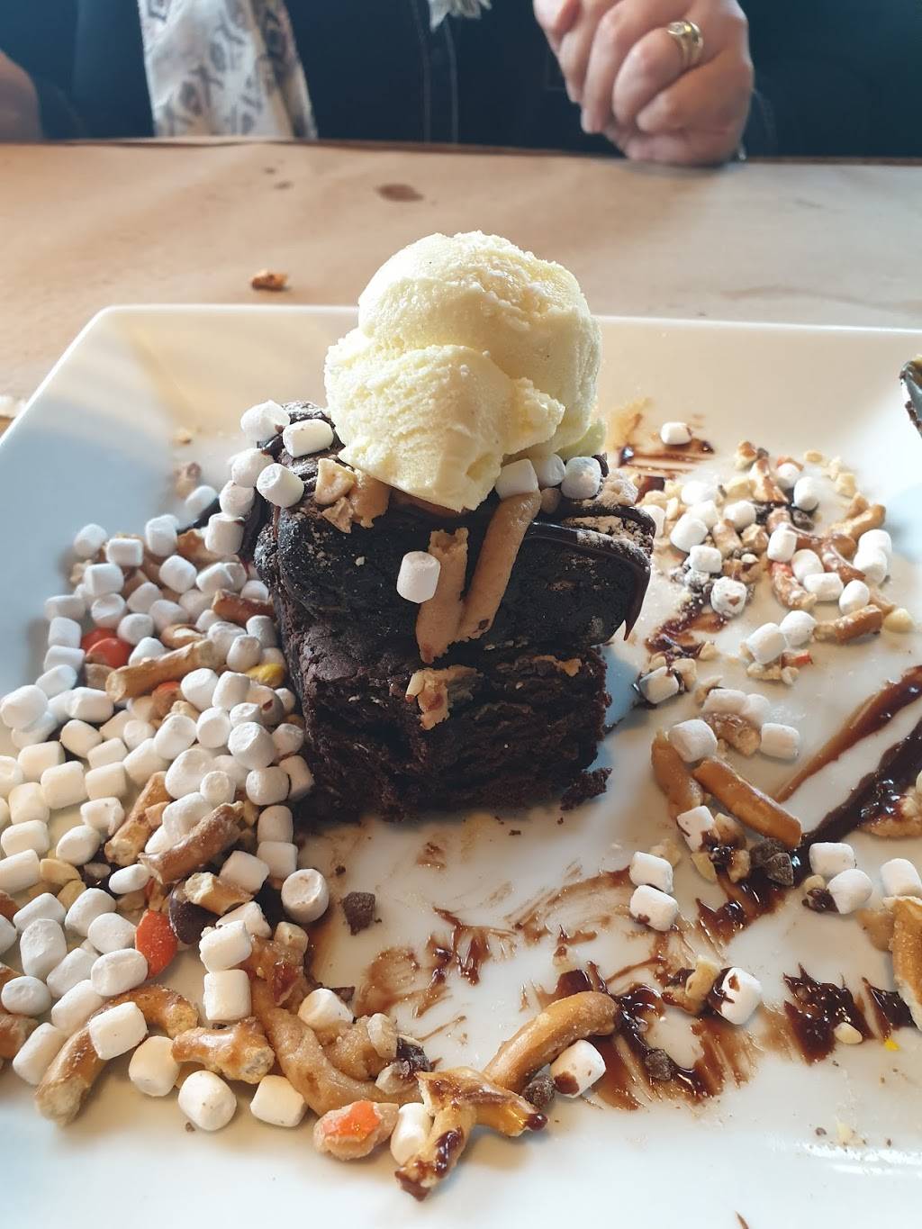 Jack Astors Bar & Grill | restaurant | 310 W Hunt Club Rd, Ottawa, ON K2E 0B7, Canada | 6132254686 OR +1 613-225-4686