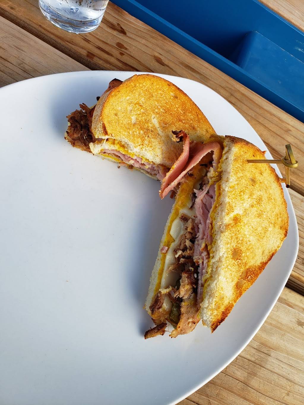 Toms Urban | restaurant | Main Terminal, 8300, Peña Blvd, Denver, CO 80249, USA | 3033426930 OR +1 303-342-6930