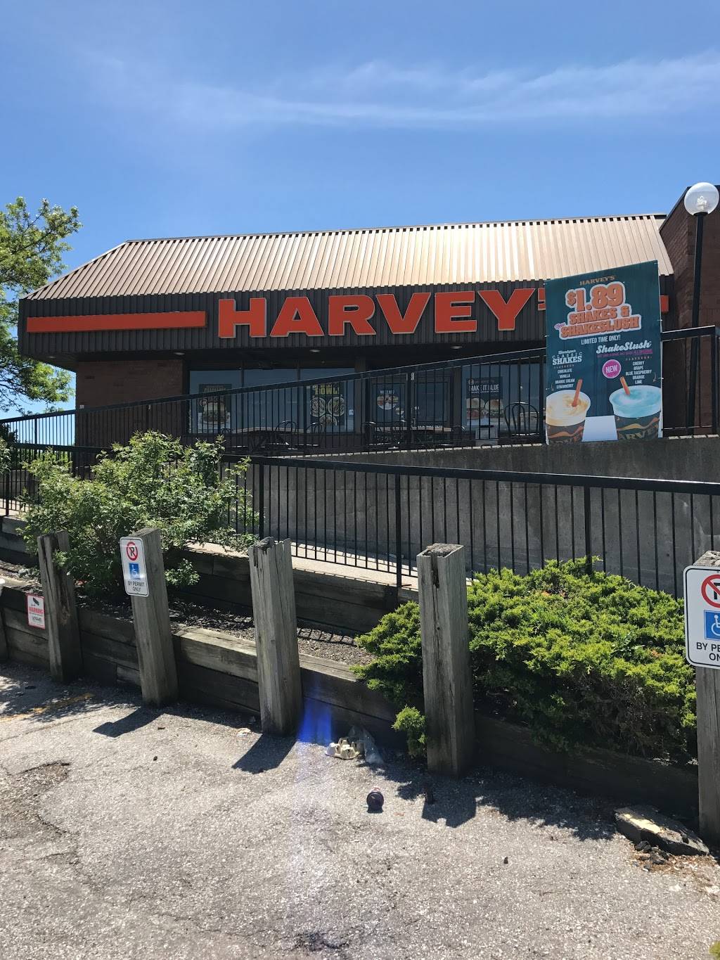 Harveys | restaurant | 6430 Erin Mills Pkwy, Mississauga, ON L5N 3P3, Canada | 9058580809 OR +1 905-858-0809
