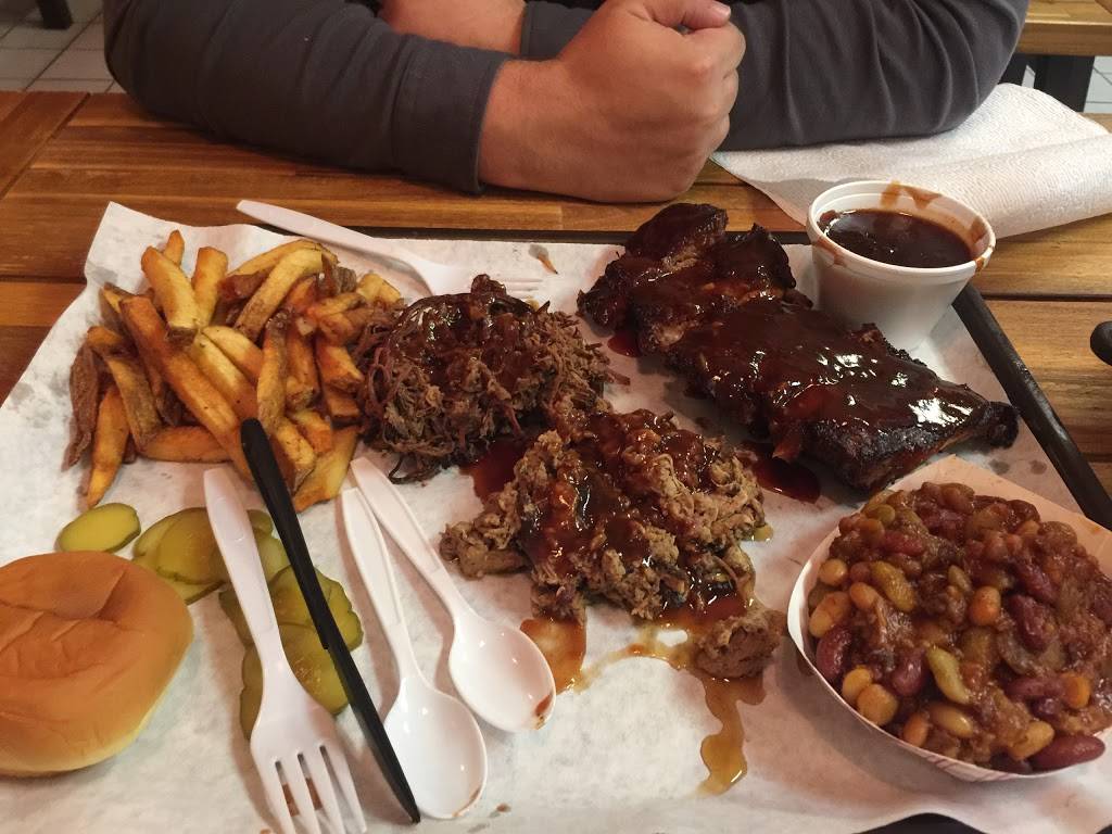 Holy Smokehouse BBQ | restaurant | 3055 Black Gap Rd, Chambersburg, PA 17202, USA | 7172611636 OR +1 717-261-1636