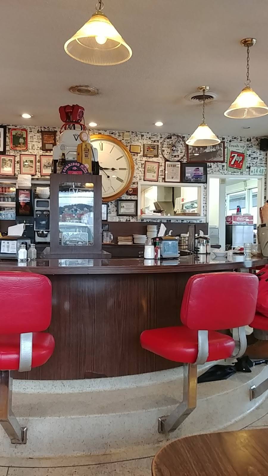 Fins Drive In | restaurant | 4090 Main St, Springfield, OR 97478, USA | 5417413467 OR +1 541-741-3467