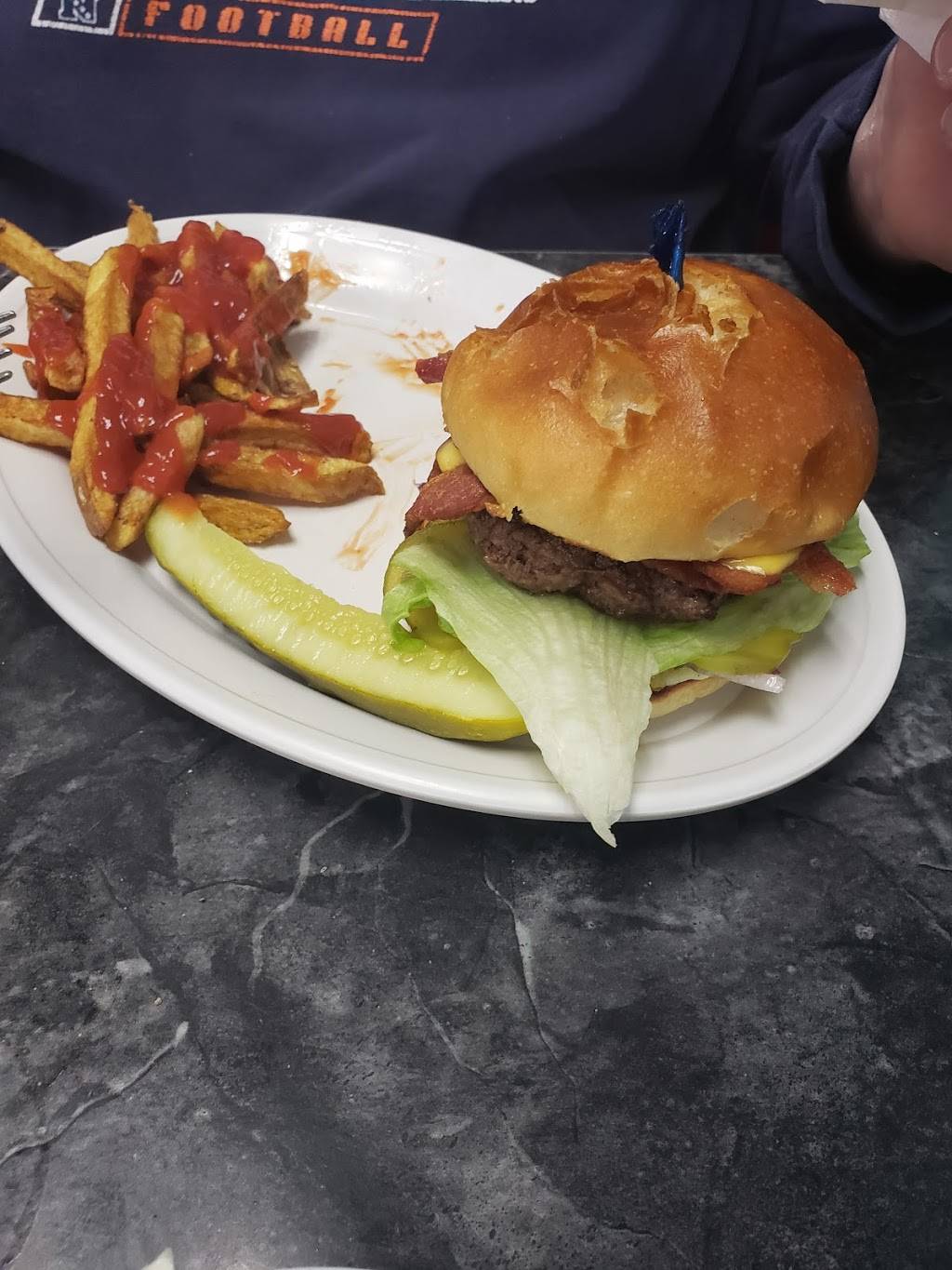 Papa Js Pizzeria & Diner | restaurant | 10583 Main St, Honor, MI 49640, USA | 2313257070 OR +1 231-325-7070