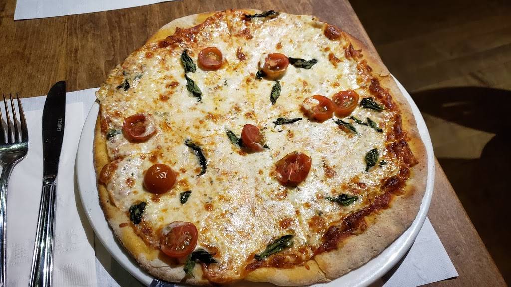 Piazza Pazza | restaurant | 7575 Boulevard Taschereau, Brossard, QC J4Y 1A2, Canada | 4506781441 OR +1 450-678-1441