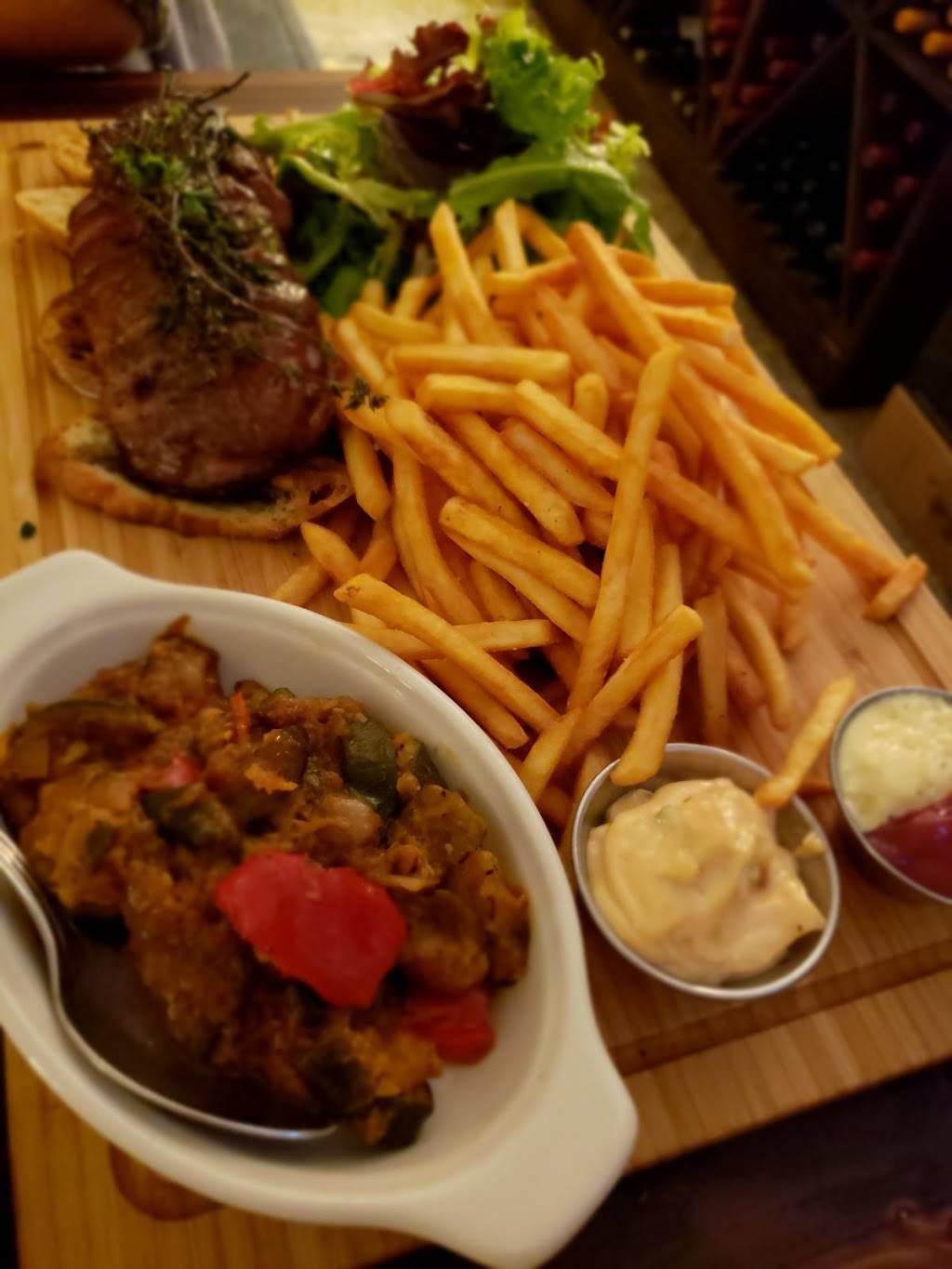 Jules Bistro | restaurant | 1290 Queen St E, Toronto, ON M4L 1C4, Canada | 4164635853 OR +1 416-463-5853