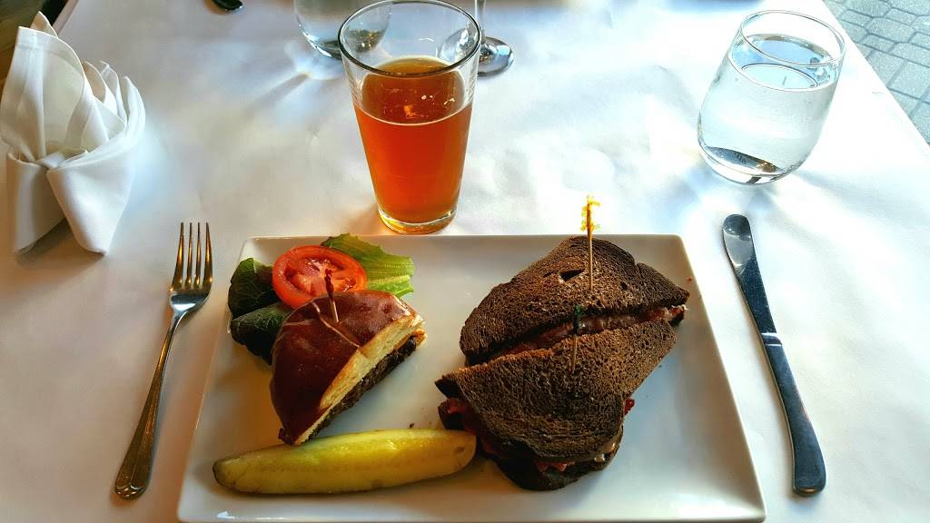 Butchs Dry Dock | restaurant | 44 E 8th St, Holland, MI 49423, USA | 6163968227 OR +1 616-396-8227