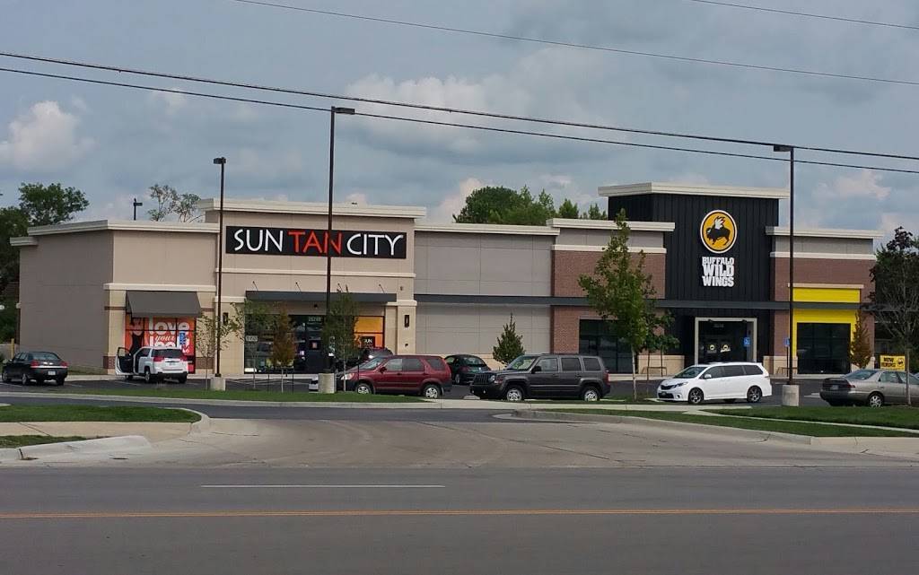 Buffalo Wild Wings | meal takeaway | 2624 Iowa St Suite A, Lawrence, KS 66046, USA | 7858651616 OR +1 785-865-1616