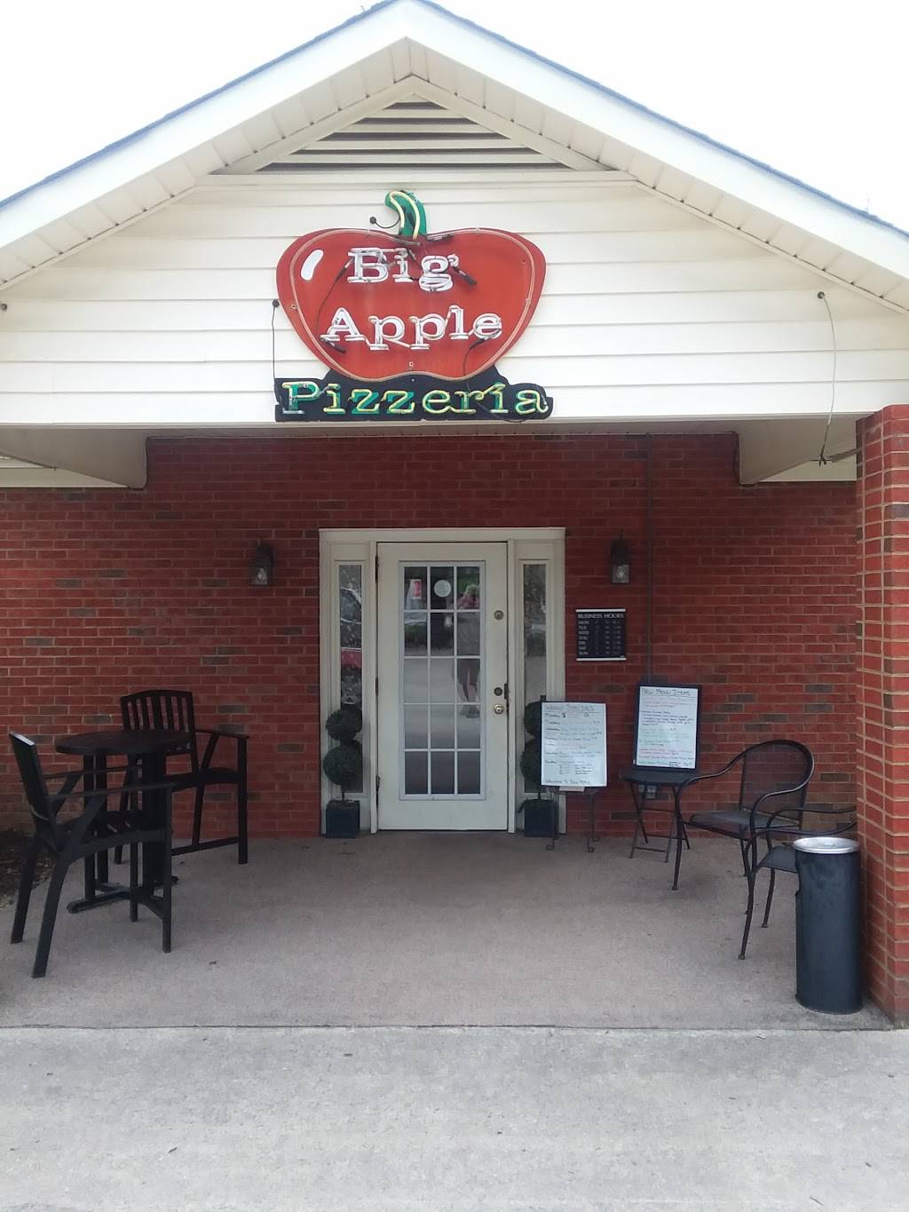 Saras Big Apple | restaurant | 1150 Broad Creek Rd, New Bern, NC 28560, USA | 2526362555 OR +1 252-636-2555