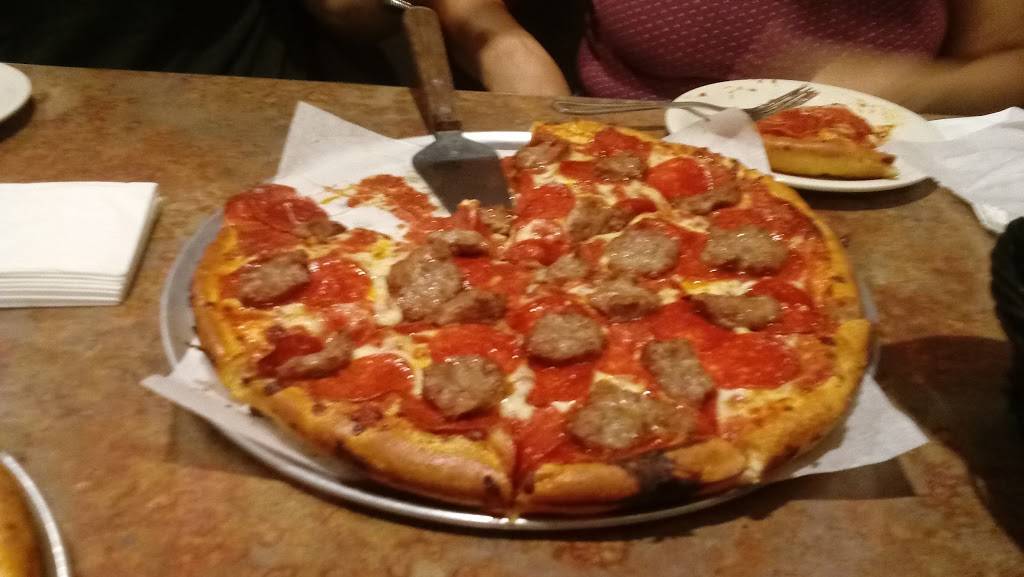 Longos Pizza | restaurant | 7314 Lakeshore Blvd, Mentor, OH 44060, USA | 4409468222 OR +1 440-946-8222