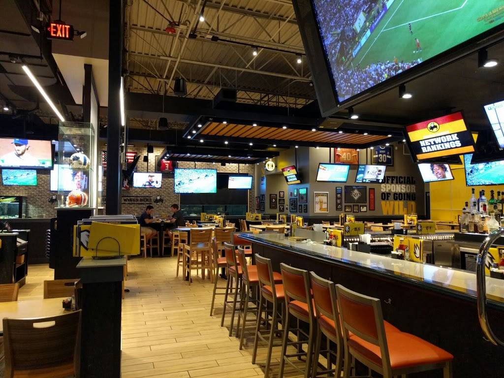 Buffalo Wild Wings | restaurant | 2938 Tyrone Blvd N, St. Petersburg, FL 33710, USA | 7272026311 OR +1 727-202-6311