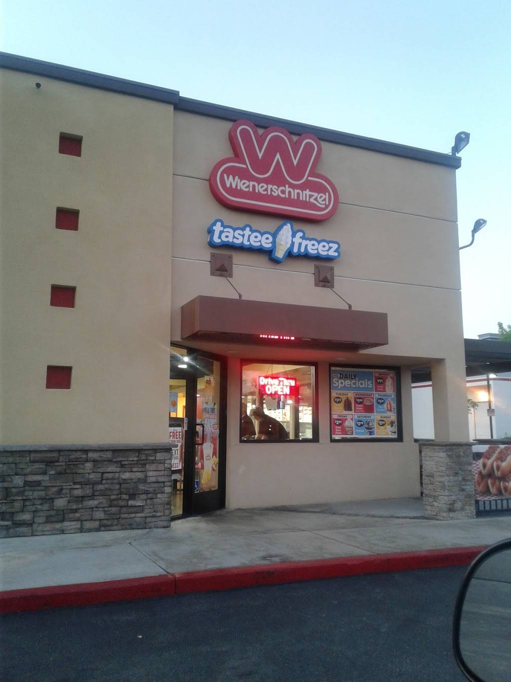 Wienerschnitzel | restaurant | 1401 W MacArthur Blvd, Santa Ana, CA 92704, USA | 7147548181 OR +1 714-754-8181