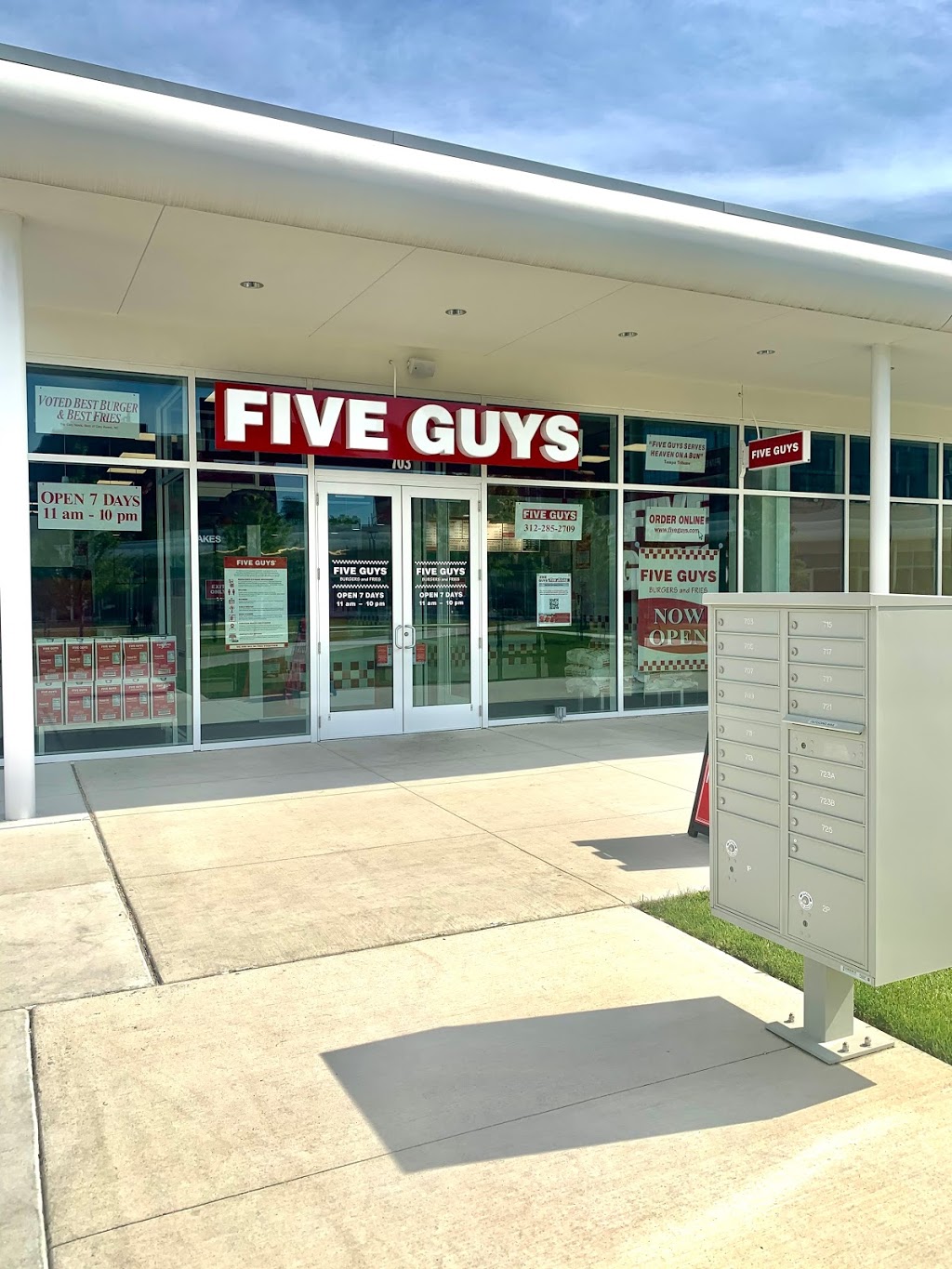 Five Guys | meal takeaway | 709 S Seeley Ave, Chicago, IL 60612, USA | 3122852709 OR +1 312-285-2709