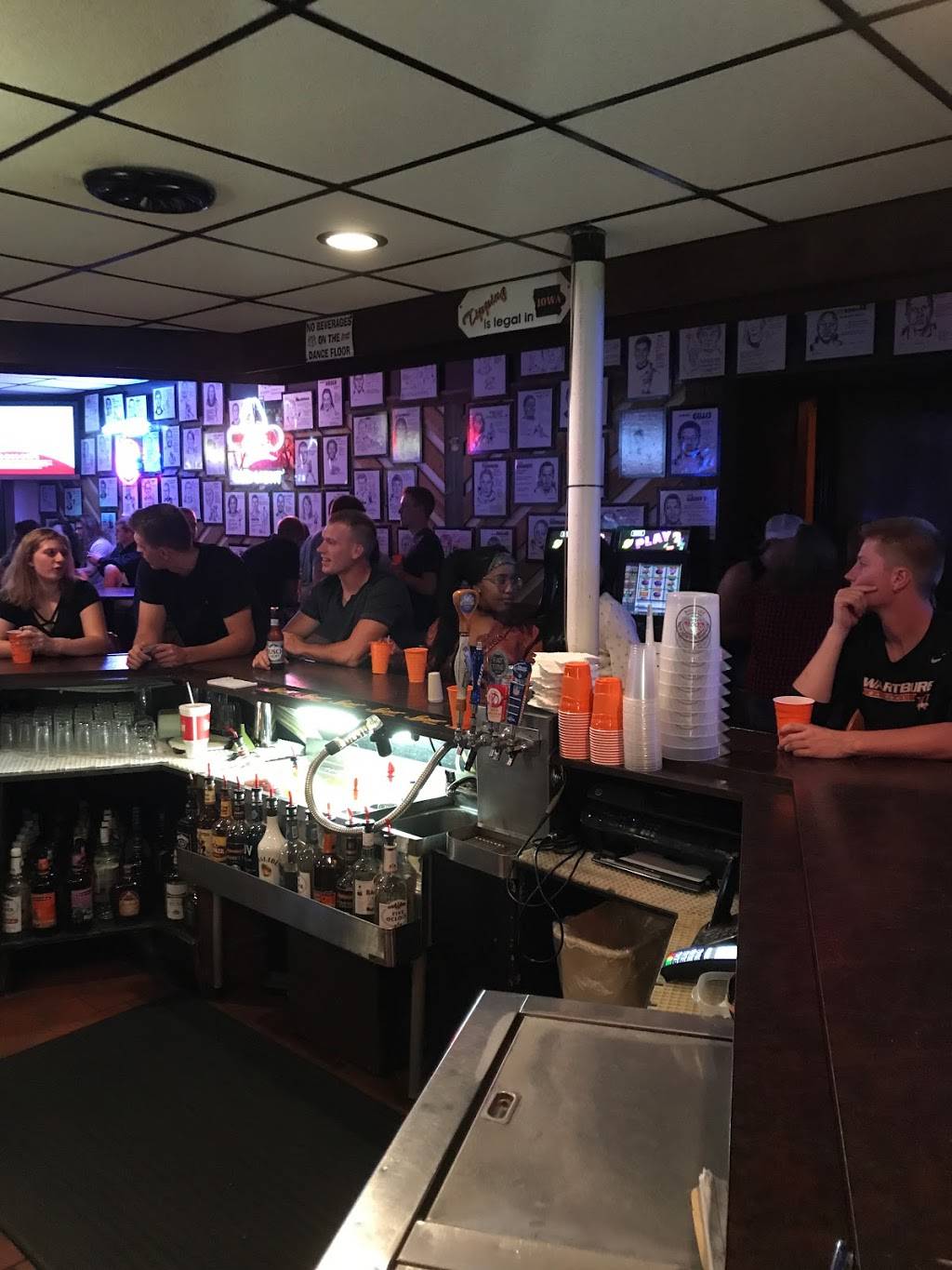 Joes Knight Hawk Restaurant | restaurant | 1002 W Bremer Ave, Waverly, IA 50677, USA | 3193522862 OR +1 319-352-2862