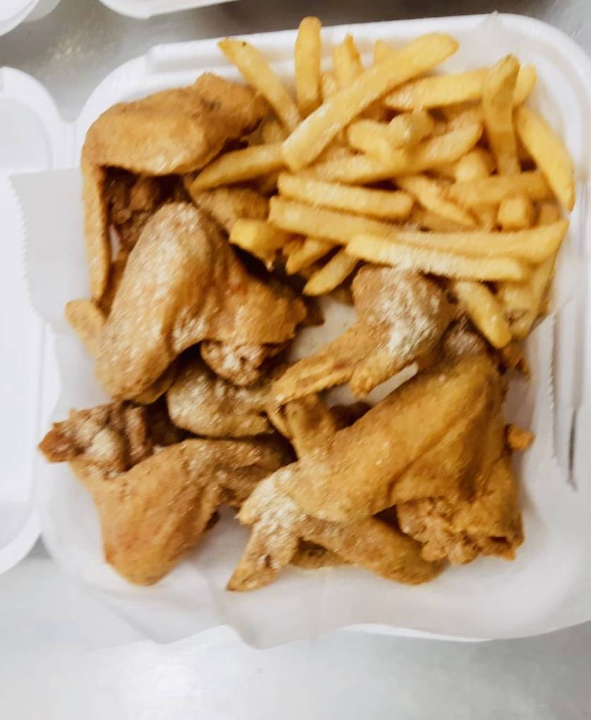 Wings Fly | restaurant | 1945 E 79th St, Chicago, IL 60649, USA | 7733594244 OR +1 773-359-4244