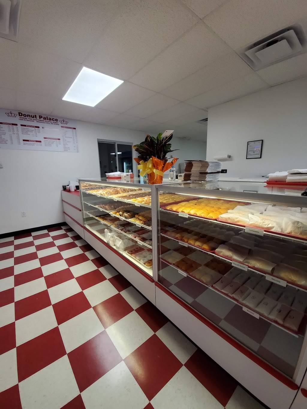 Donut Palace | restaurant | 1520 N Summit St, Arkansas City, KS 67005, USA | 6207949228 OR +1 620-794-9228