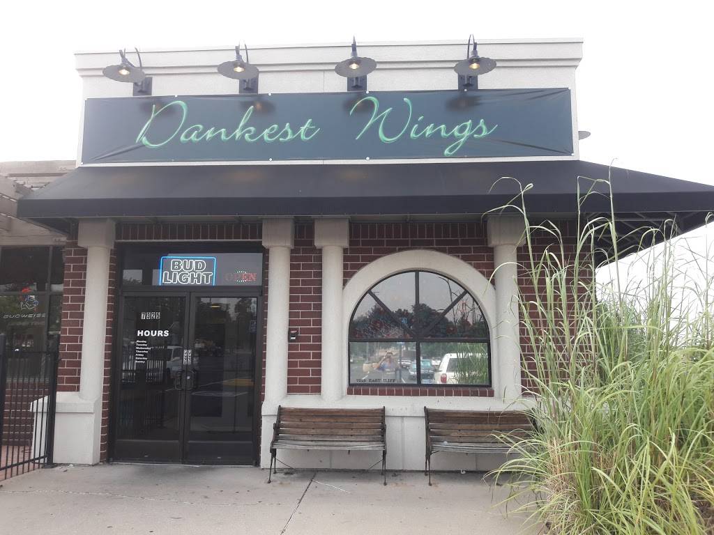 Wing Slingers | restaurant | 7325 E Iliff Ave, Denver, CO 80231, USA | 3033532160 OR +1 303-353-2160