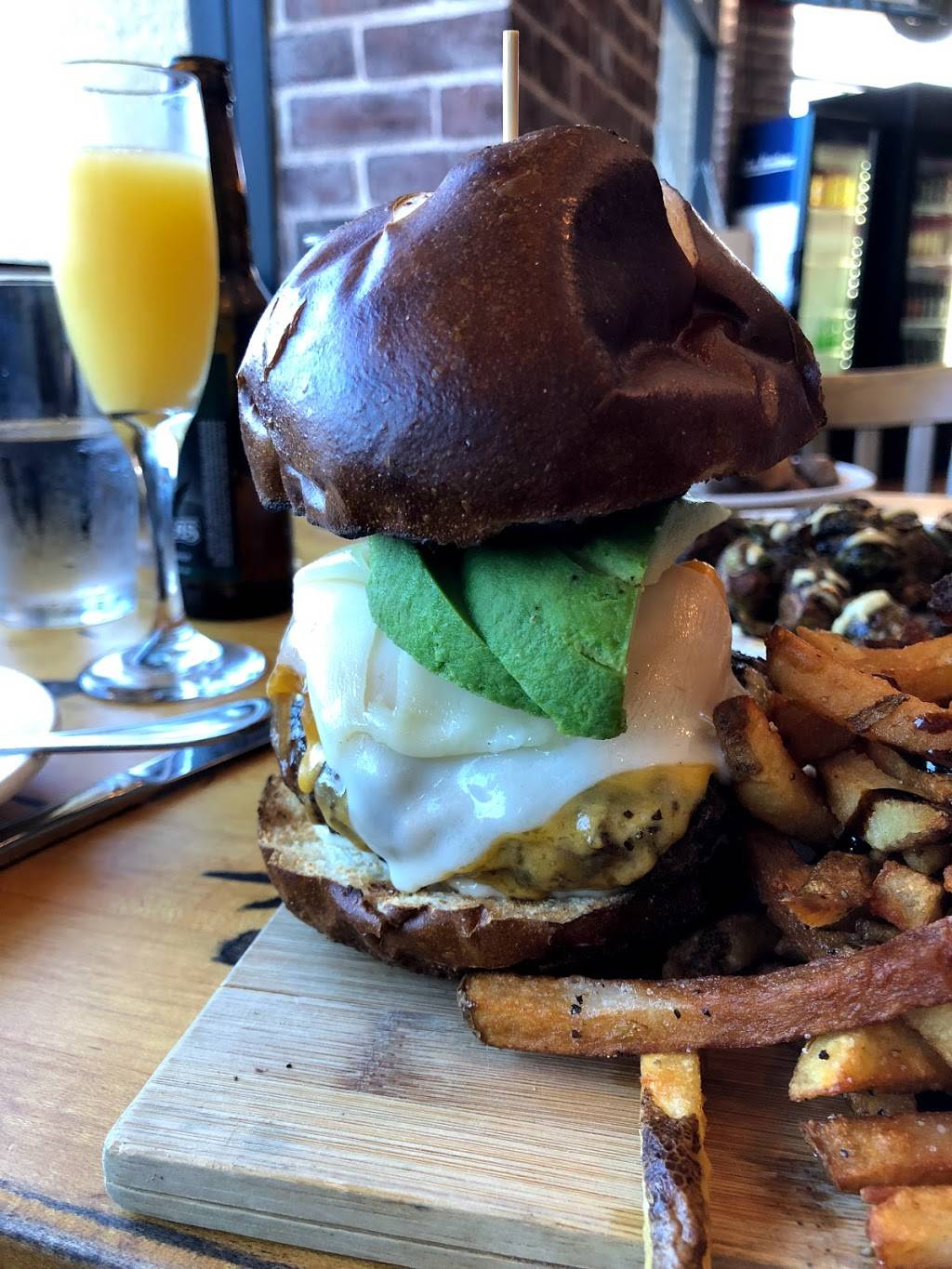 ICONIC Eats | restaurant | 23460 Cinema Dr, Valencia, CA 91355, USA | 6614819404 OR +1 661-481-9404